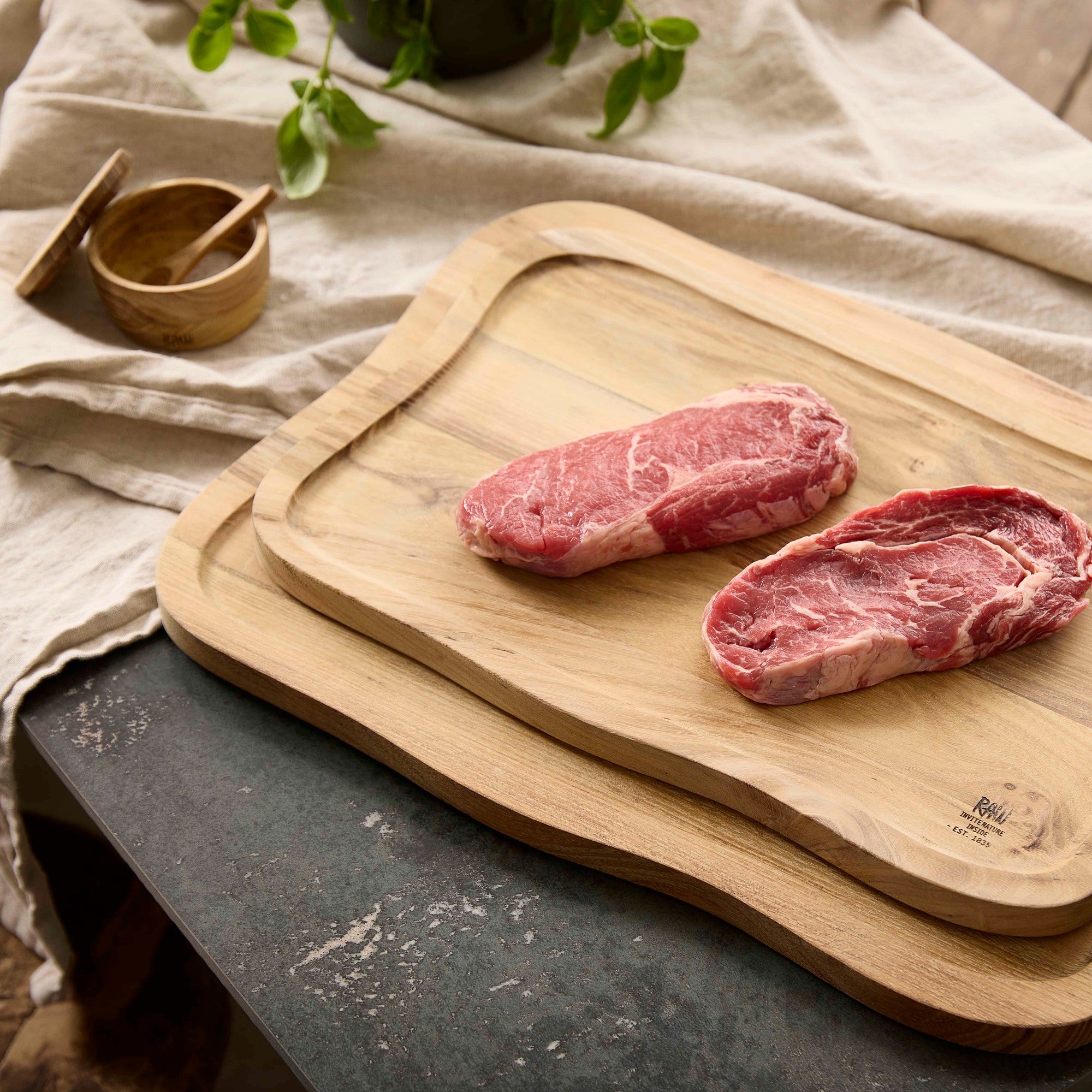 RAW cutting board with juice groove 40 x 26 cm | Natural