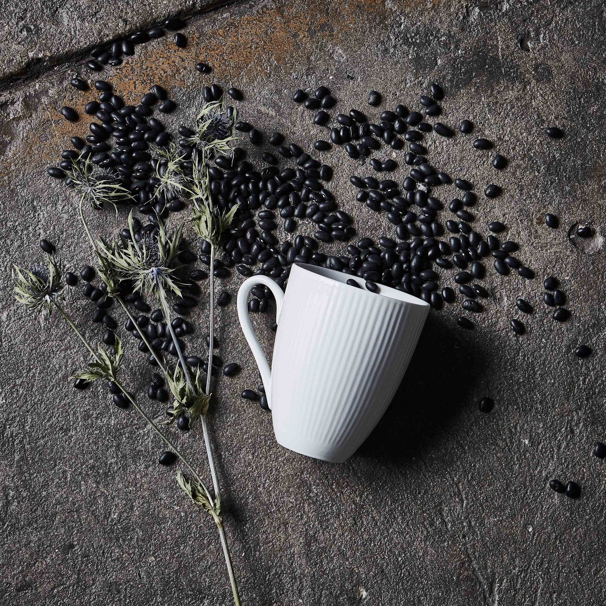 Groovy porcelain mug with handle | White