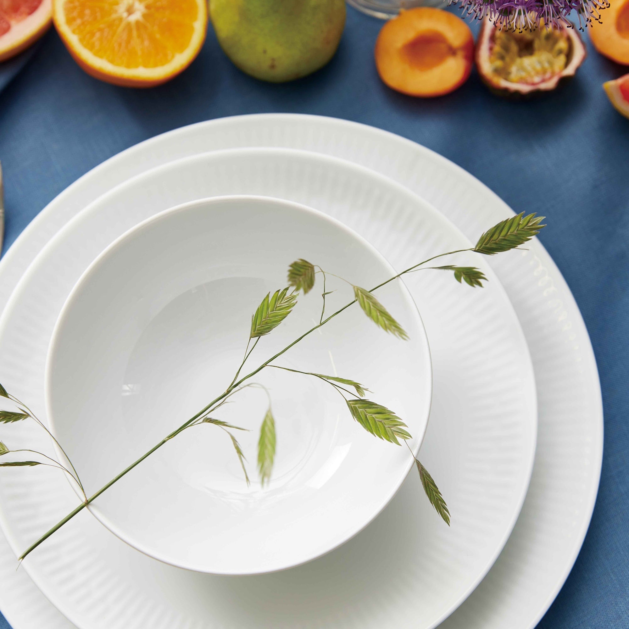 Relief salad bowl | White