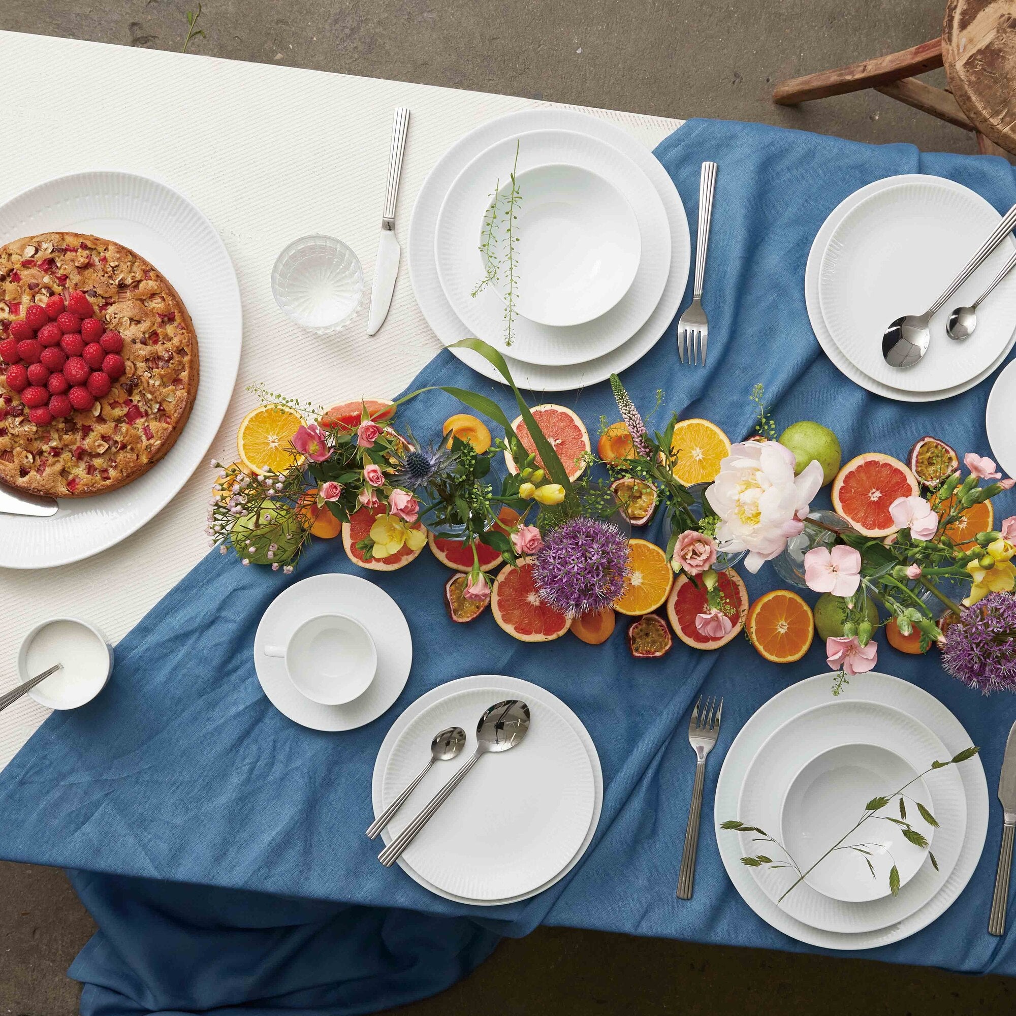 Relief oval dish | White