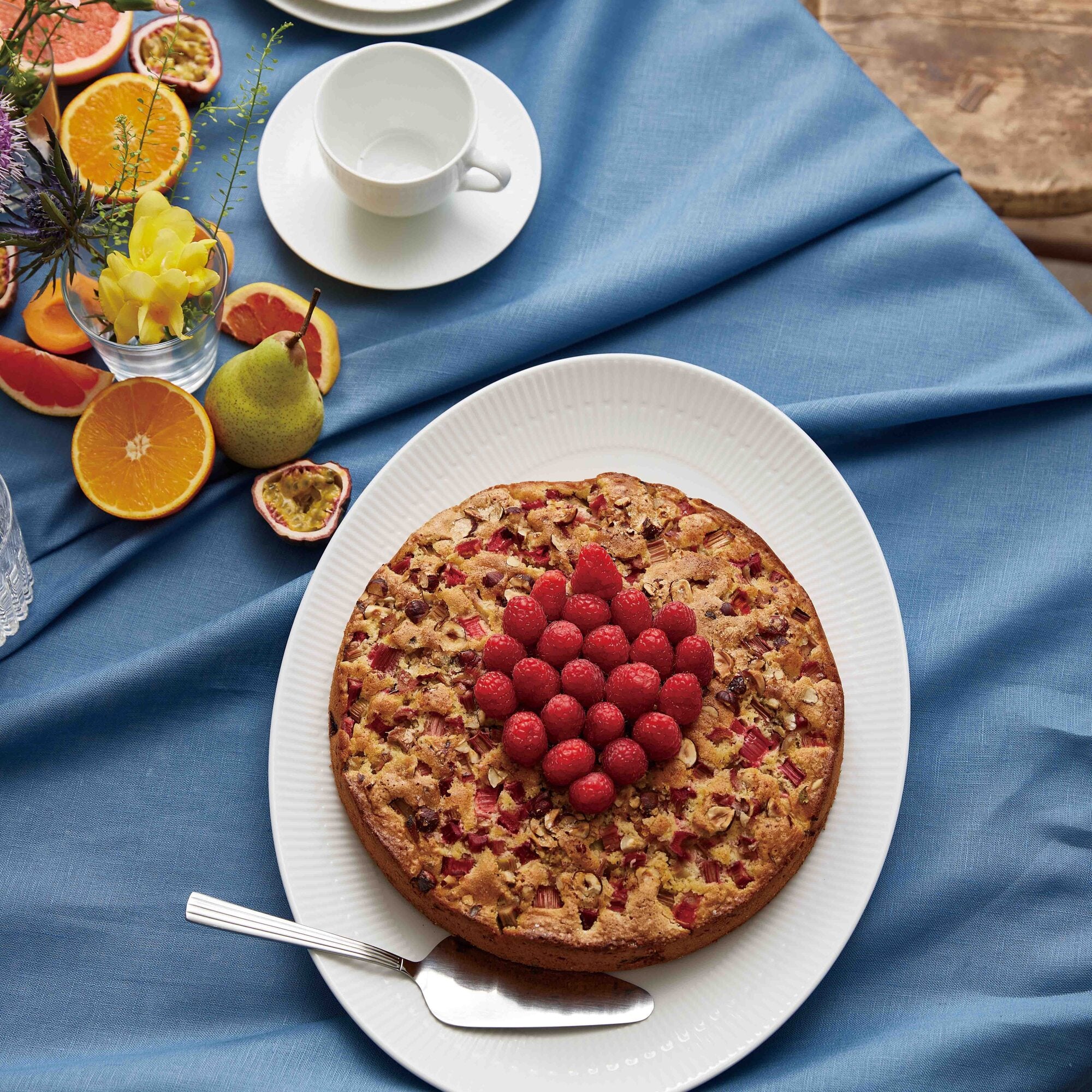 Relief oval dish | White