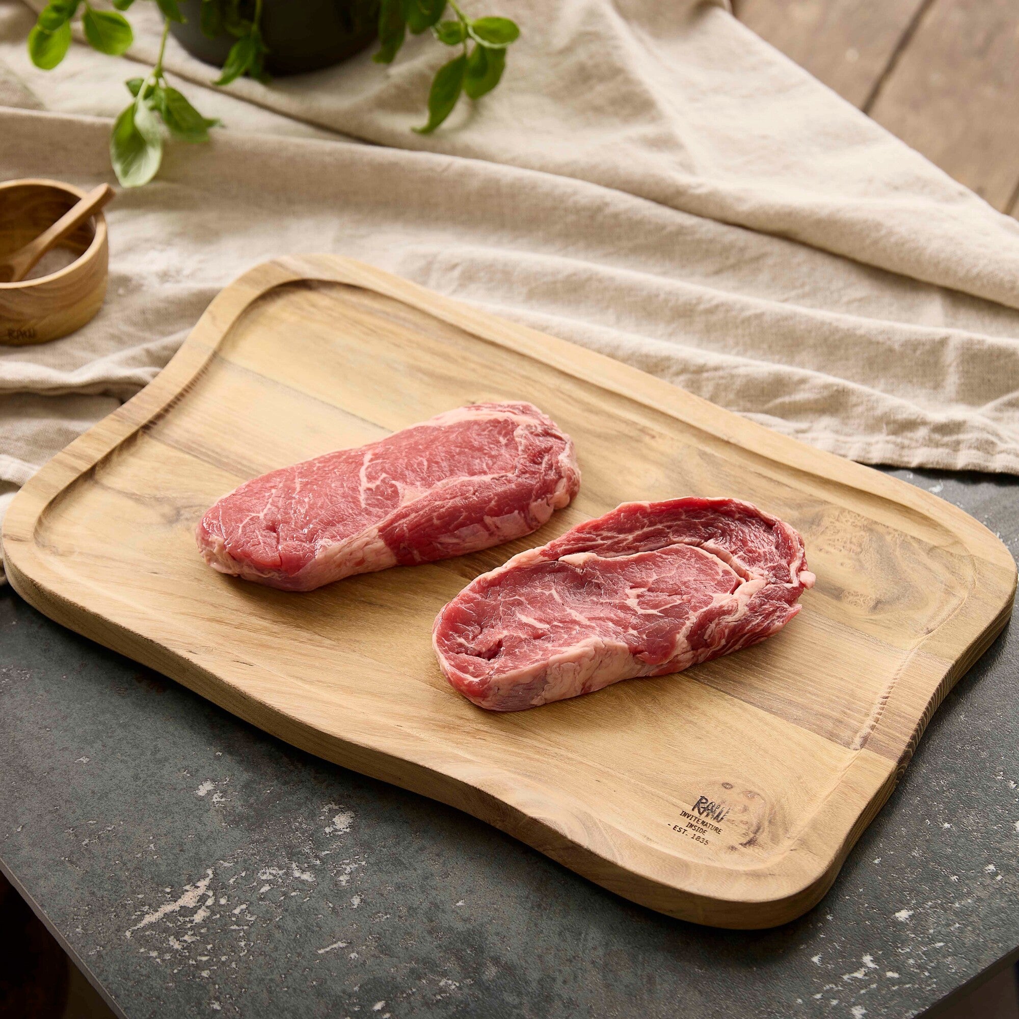 RAW cutting board with juice groove 40 x 26 cm | Natural