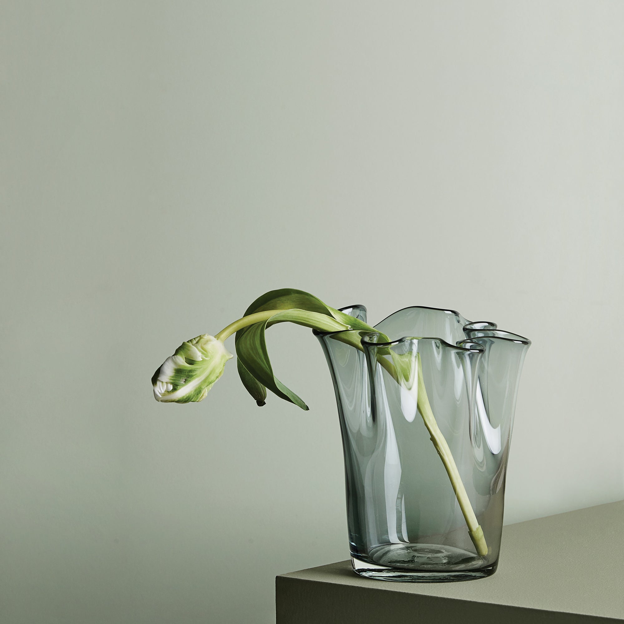 Tulip vase | Smoke
